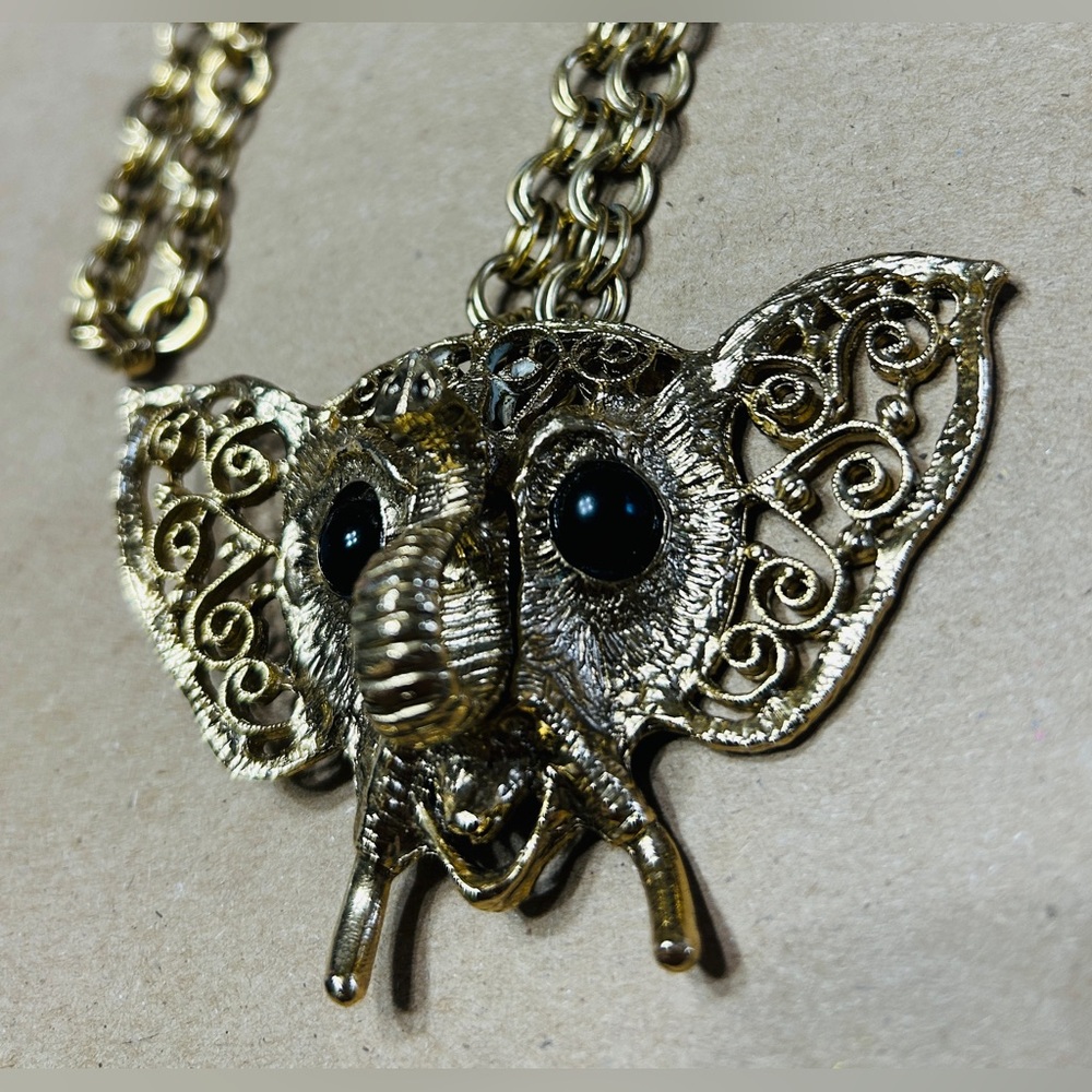 Vintage pendant elephant gold tone chain. 22” long. Unsigned D&E Juliana. - Picture 2 of 5